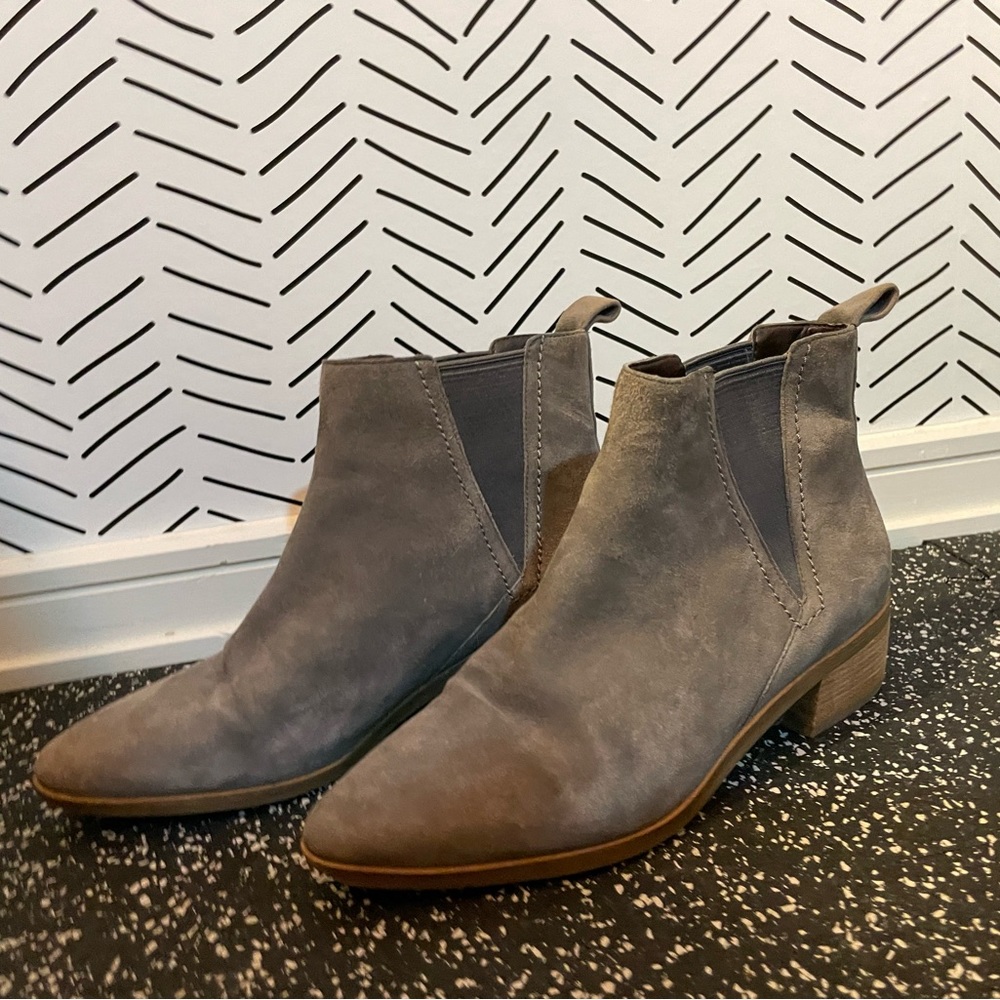 Cole Haan Chelsea Boots in Gray Suede Size 6.5